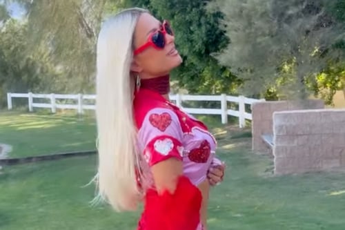 Video de París Hilton siendo perseguida por su guardaespaldas en Coachella vuelve a ser tendencia