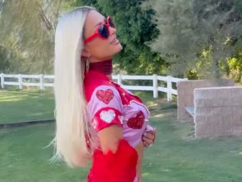 Video de París Hilton siendo perseguida por su guardaespaldas en Coachella vuelve a ser tendencia