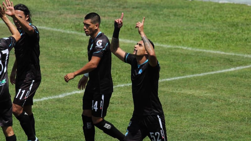 Jorge Aparcio amarga a la "capital de la alegría" con su doblete