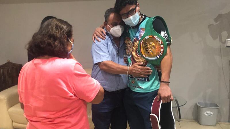VIDEO. Las emotivas palabras de los padres de Lester Martínez tras la pelea ante Santana