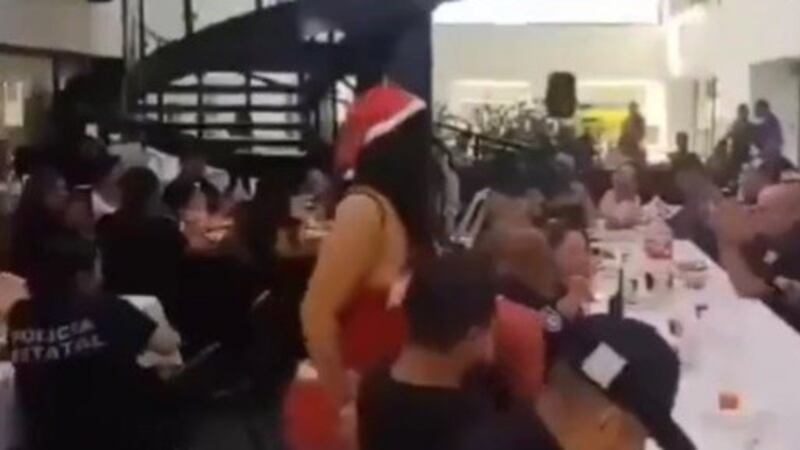 VIDEO. ¡Se sale de control! Contratan a una bailarina exótica en la posada de la Policía Municipal en Veracruz