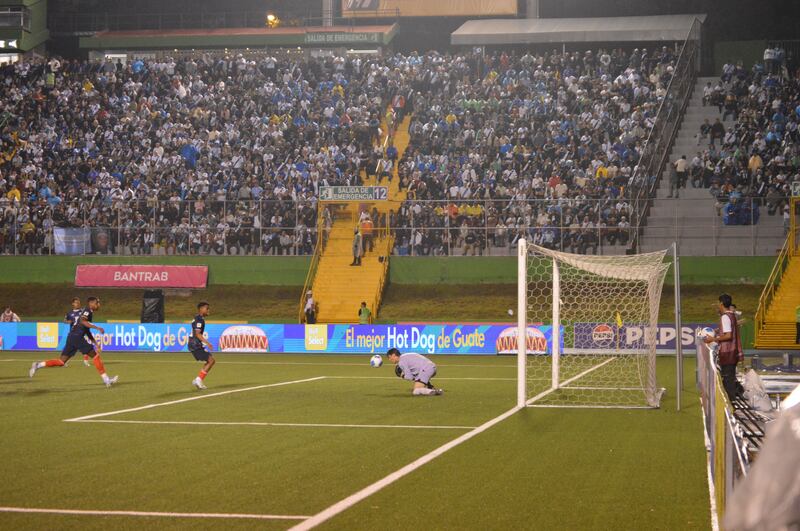 Nicholas Hagen suelta el balón. (Foto: Kenneth Monzón)