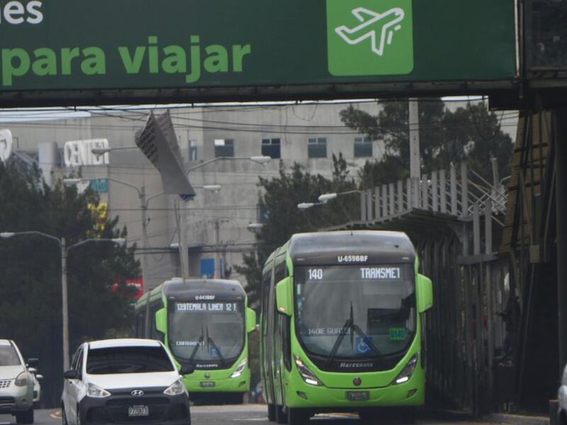 Motorista es captado invadiendo carril del Transmetro y realizando peligrosa maniobra