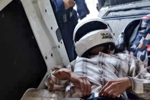 VIDEO. Motorista termina dentro de microbús tras fuerte accidente en zona 13