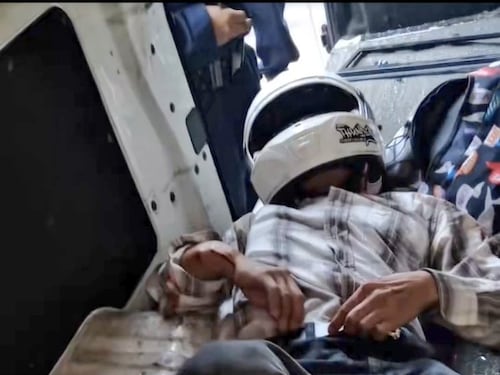 VIDEO. Motorista termina dentro de microbús tras fuerte accidente en zona 13