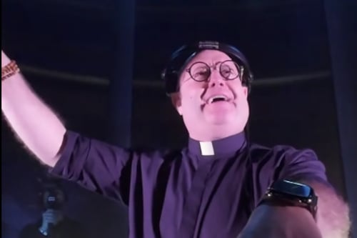 El sacerdote que evangeliza a los jóvenes desde la cabina del DJ
