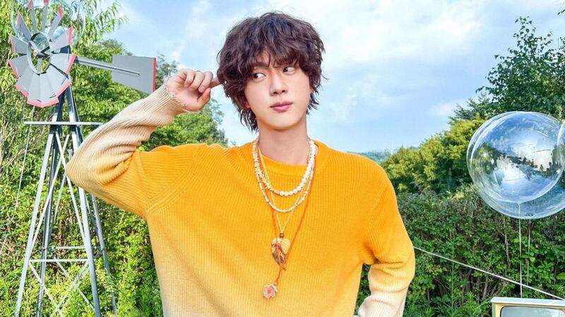 Jin de BTS sorprende al aparecer “rapado” por enlistamiento militar