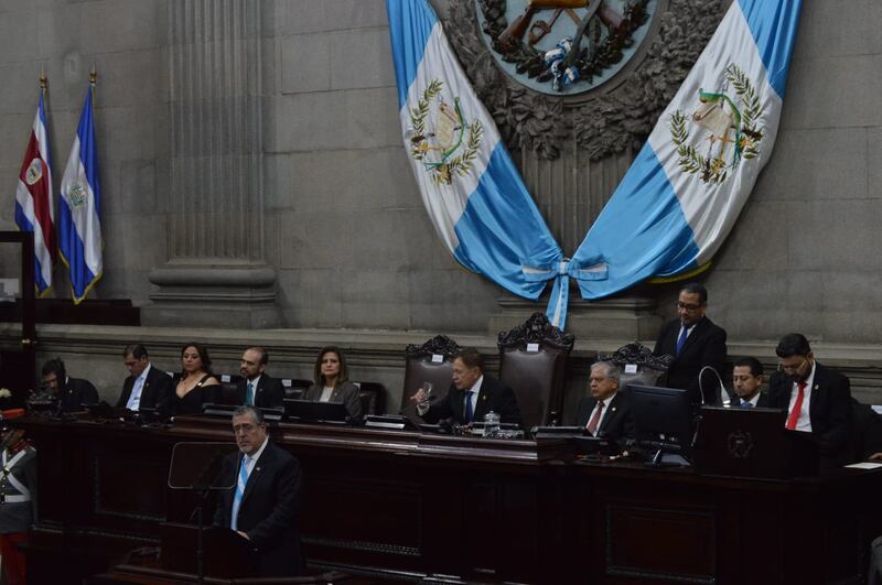 Luis Contreras, preside el Congreso y el presidente Bernardo Arévalo durante su discurso. Foto: Stanley Herrarte