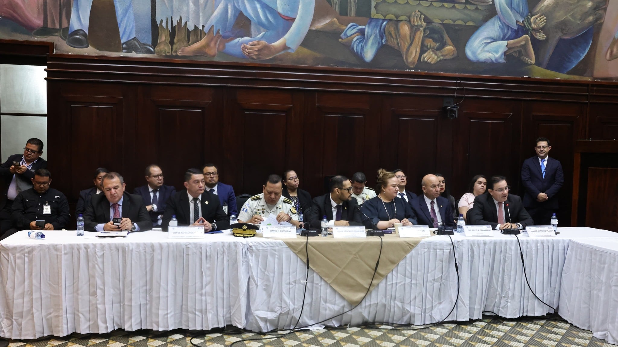 El juez Marco Antonio Villeda, ministro de Gobernación, comparece junto con su cúpula en el Congreso.