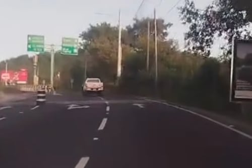 VIDEO. Picop atropella a un agente de Emixta en paso a desnivel de Mixco