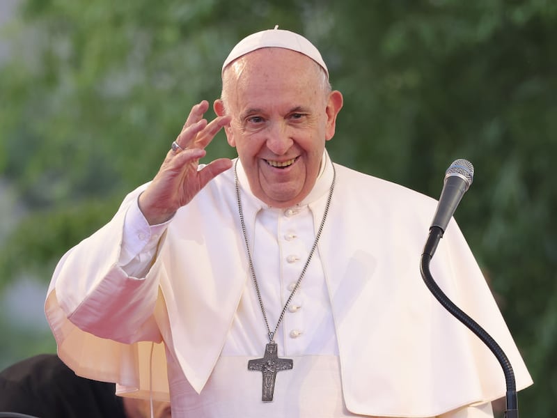 Papa Francisco llega a Hungría para visita de tres días