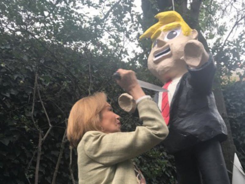 VIDEO. Escritora mexicana acuchilla una piñata de Trump y la critican en redes