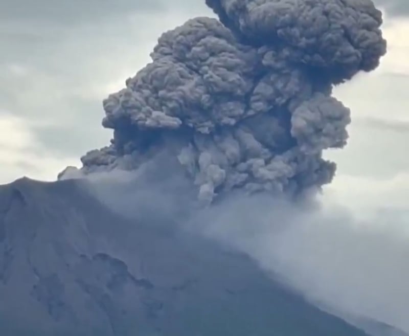 La isla de Kyushu se cubre de ceniza tras potente actividad volcánica
