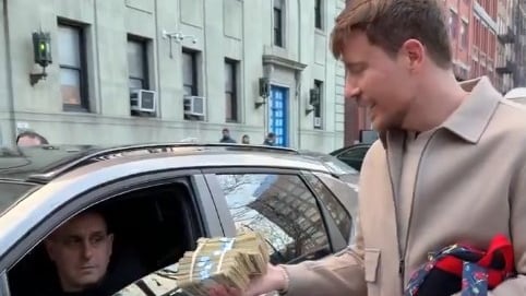 MrBeast salió a una calle cualquiera en Estados Unidos y empezó a repartir millones de dólares