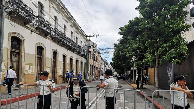 Anuncian cierres vehiculares en la capital por transmisión de mando