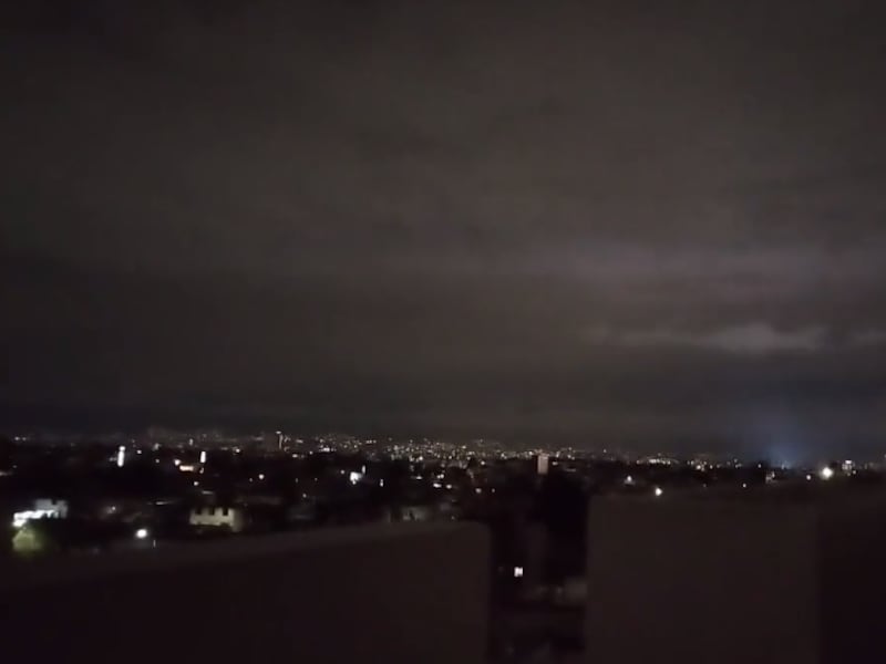 VIDEOS: Captan luces en el cielo durante nuevo sismo en México
