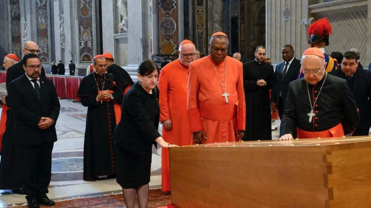 Ministra de Cultura y Deportes representó al país en las honras fúnebres del pontífice latinoamericano.