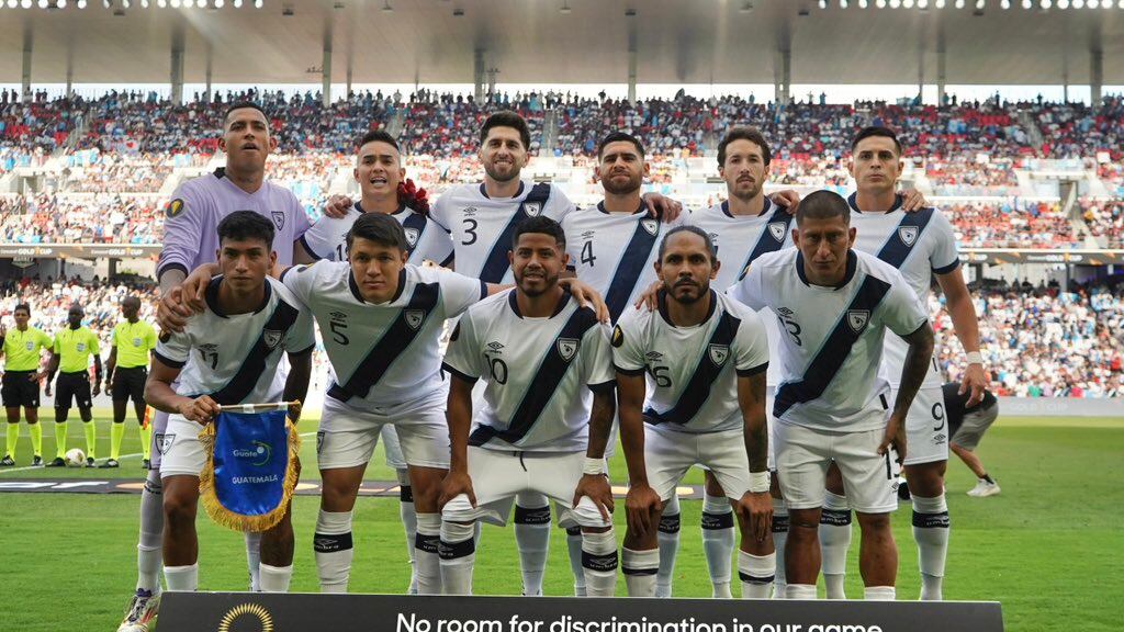 ¡Con la frente en alto! Selección de Guatemala llega al Aeropuerto Nacional la Aurora