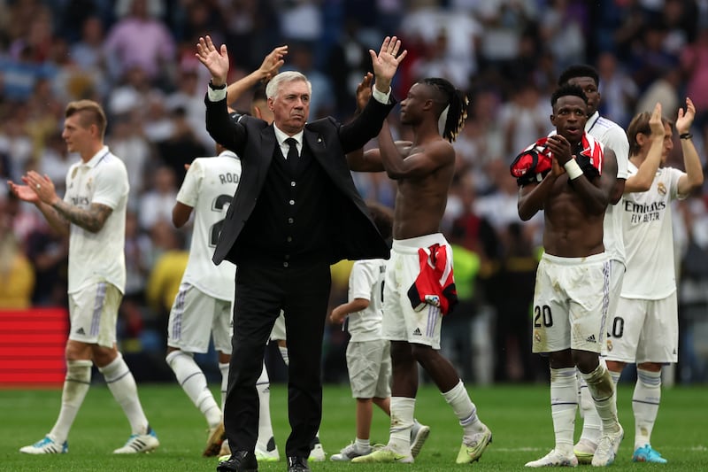 Ancelotti dirige a los brasileños Vinícius y Rodrygo en el Madrid. / Pierre-Philippe Marcou/AFP