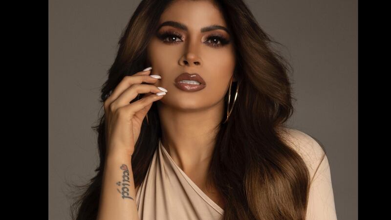 Kimberly Flores se deja ver muy íntimamente en baby doll de encaje negro