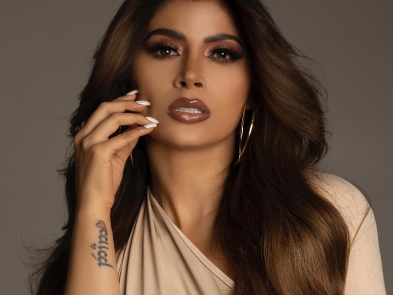 Kimberly Flores se deja ver muy íntimamente en baby doll de encaje negro