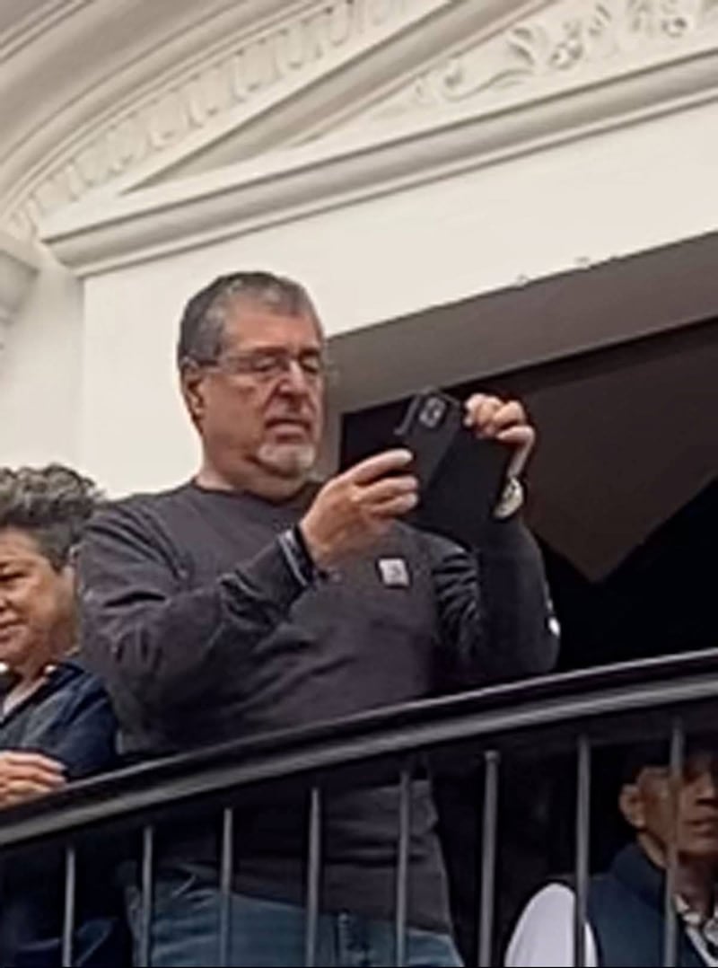 El presidente Bernardo Arévalo en Antigua Guatemala este Viernes Santo.