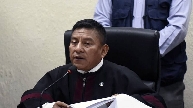 VIDEO. Imágenes muestran momento en el que juez Xitumul fue agredido por inspector de la PNC