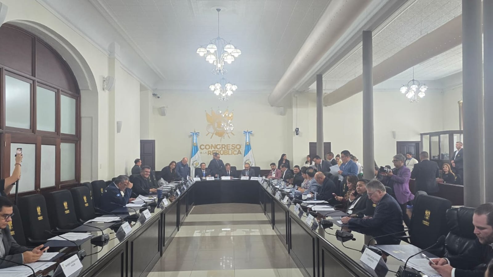 Una comisión mixta revisa los expedientes de los postulantes a la CC. Foto: Amilcar Avila