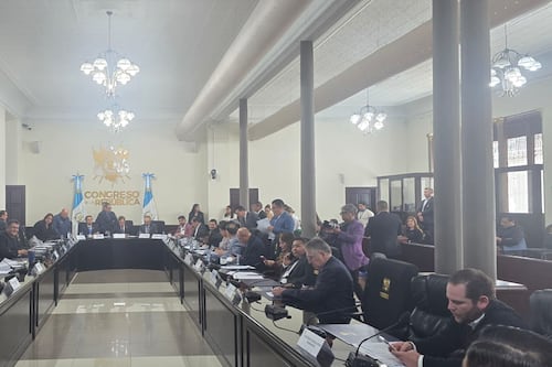 Diputados revisan perfiles de los 55 aspirantes a magistrados de la CC