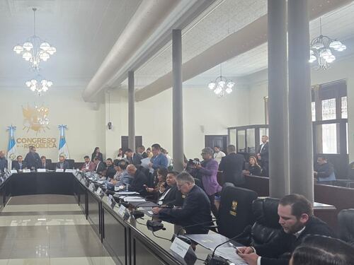 Diputados revisan perfiles de los 55 aspirantes a magistrados de la CC