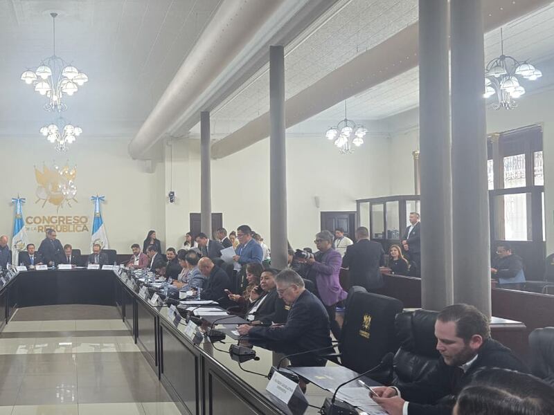 Diputados revisan perfiles de los 55 aspirantes a magistrados de la CC