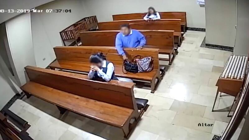 VIDEO. Ladrón roba a una mujer en una iglesia y se persigna antes de huir