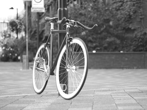 Graban en primera persona como un conductor sin escrúpulos atropella varias veces a una persona