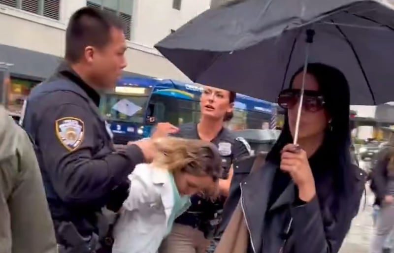 La mujer fue arrestada con aparente uso excesivo de fuerza y sin atención en español.