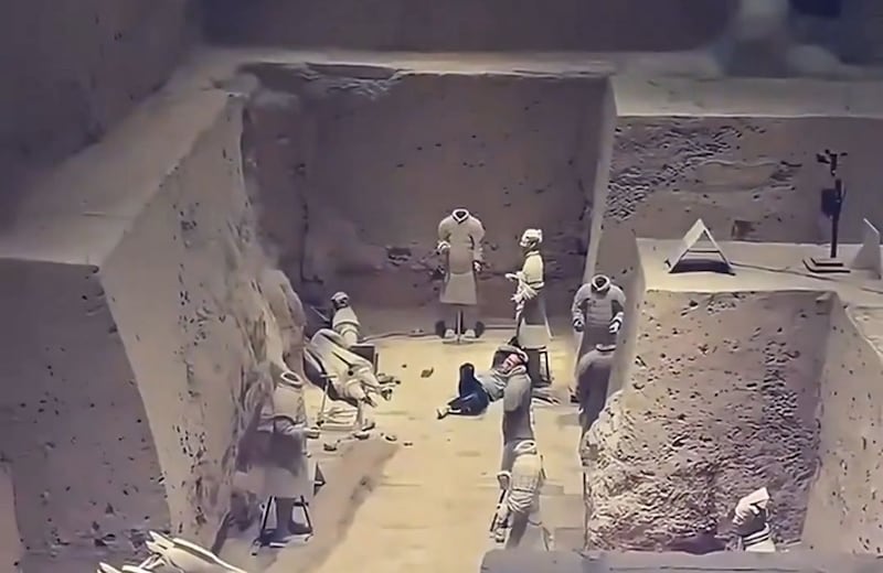 ¡Insólito! Un hombre saltó a la fosa de los Guerreros de Terracota, uno de los patrimonios más valiosos del mundo.
Las autoridades lo detuvieron de inmediato y creen que sufre problemas mentales.
