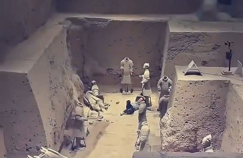 ¡Insólito! Un hombre saltó a la fosa de los Guerreros de Terracota, uno de los patrimonios más valiosos del mundo.
Las autoridades lo detuvieron de inmediato y creen que sufre problemas mentales.