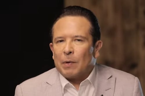 Gustavo Adolfo Infante reaparece en programa tras librar orden de arresto