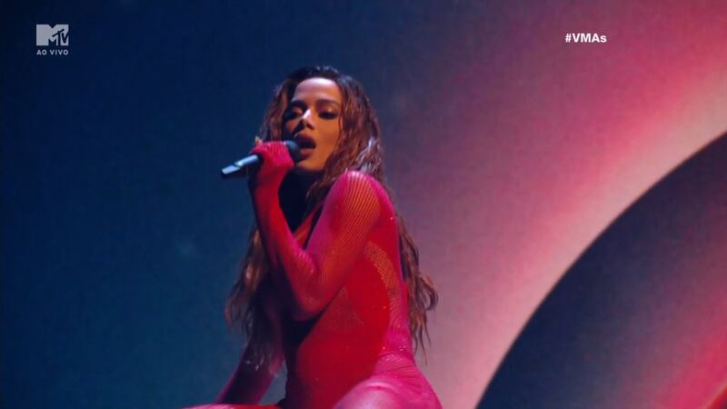 Anitta al borde del desnudo provoca críticas por show “vulgar” en los VMAs