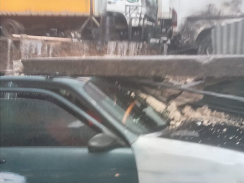VIDEO. Varios carros quedan destruidos tras colapso de pared en Mixco