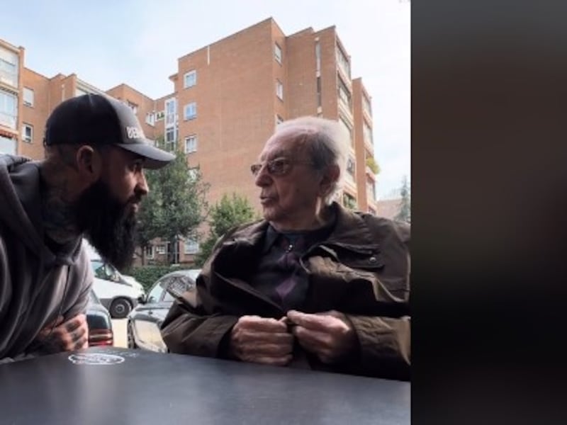 Conmueve cómo este hombre le habla a su abuelo con Alzheimer
