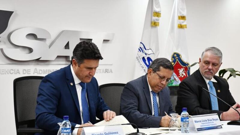 SAT y MuniGuate firman convenio que promueve la cultura tributaria