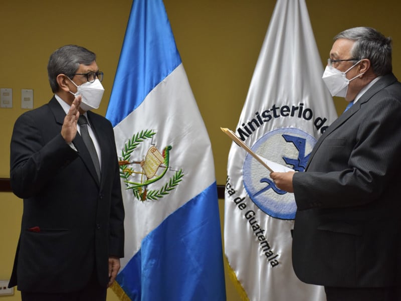 Es juramentado el nuevo viceministro de Hospitales, Jorge Francisco Meneses