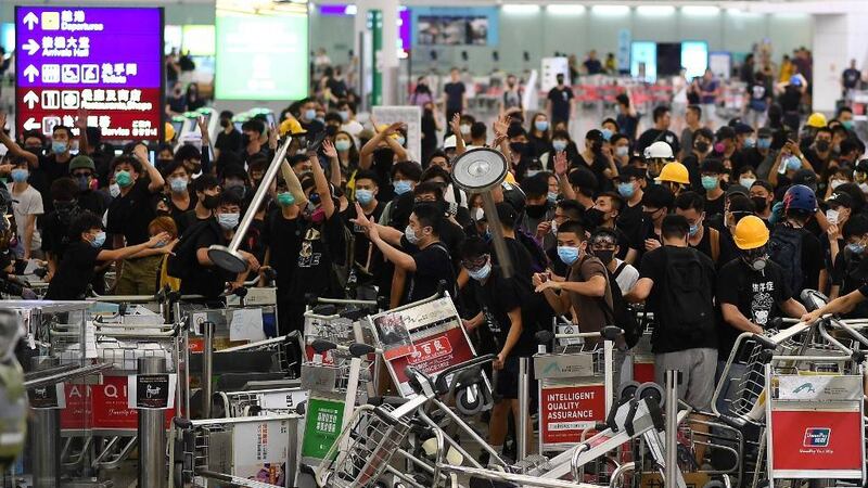 EN IMÁGENES. Caos en aeropuerto de Hong Kong por protestas y disturbios