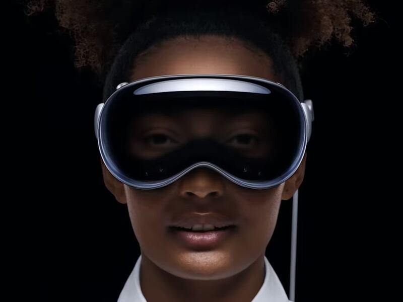 Apple presenta un casco de realidad “mixta” y hace su entrada al metaverso
