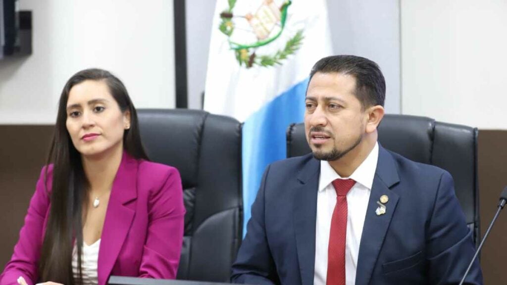 El Presidente Nery Ramos y Ramos inició invitando a los diputados a continuar trabajando por el bien común y devolver la confianza al pueblo guatemalteco.