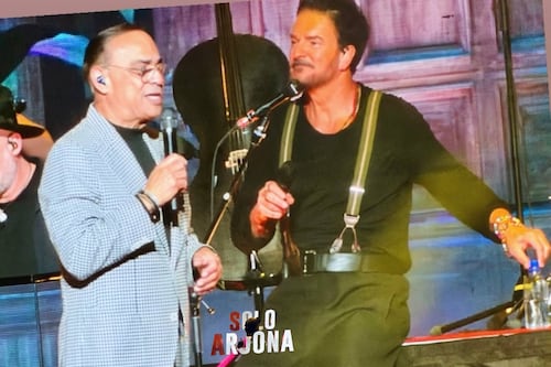 VIDEO. Gilberto Santa Rosa aparece en concierto de Arjona