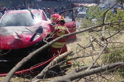 Carro deportivo de lujo se accidenta y derriba un árbol en la calzada Atanasio