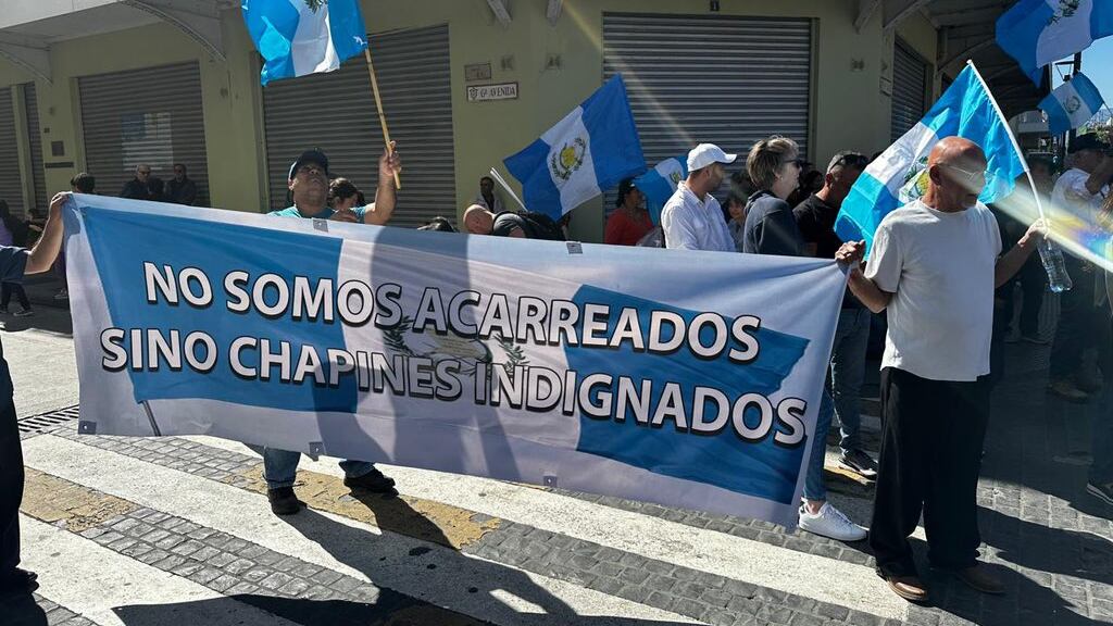 Manifestación en contra del aumento salarial de los diputados.