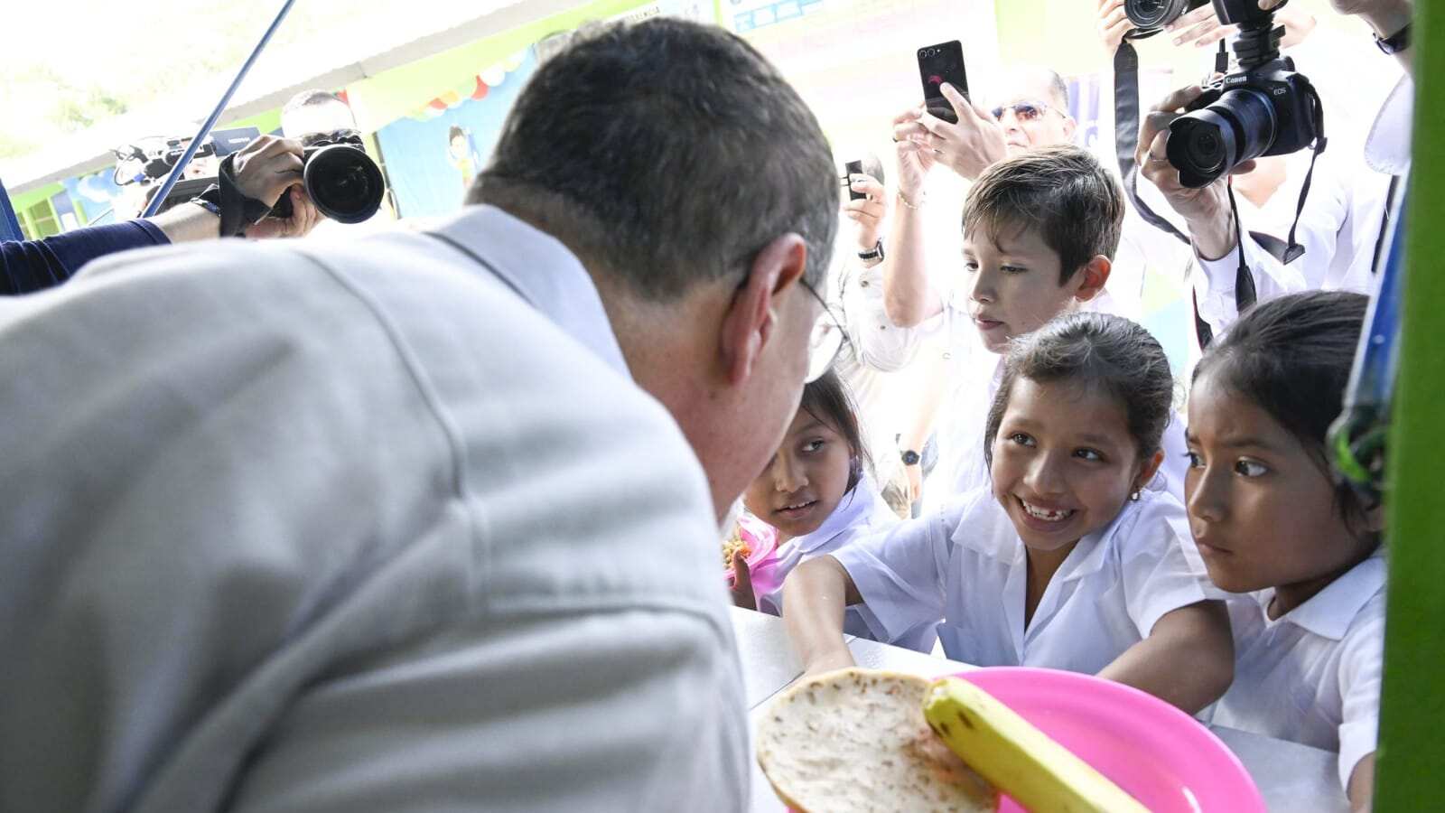 La polémica comenzó cuando en un video el presidente le hace entrega de un “almuerzo” a un grupo de niños.