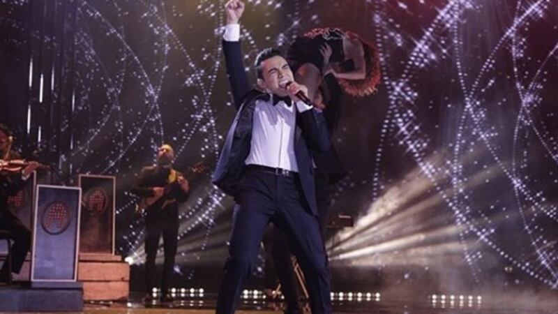 FOTOS. Dennis saca la “bestia feroz” y ofrece una fantástica presentación en el quinto concierto de La Academia